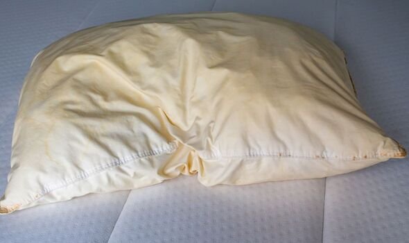 How To Clean Yellow Pillows Without Washing Machine